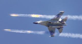 空军某部开展实弹射击训练
